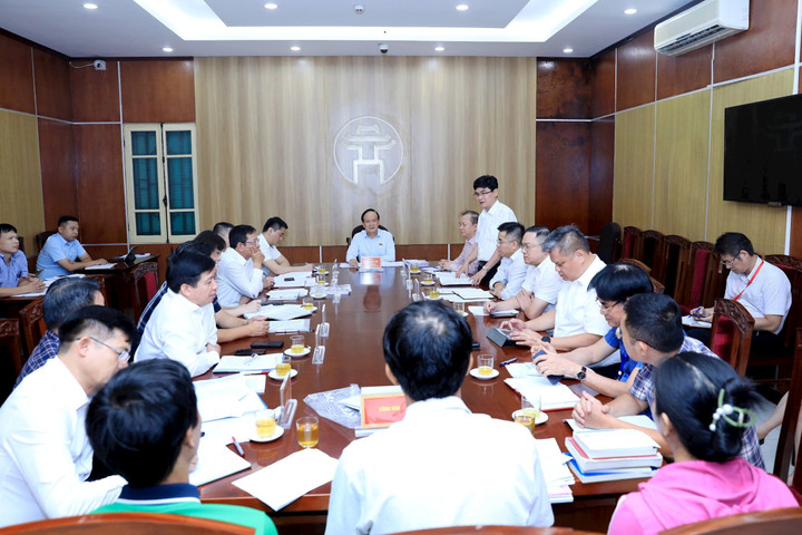 Chủ tịch HĐND thành phố Nguyễn Ngọc Tuấn tiếp công dân theo vụ việc