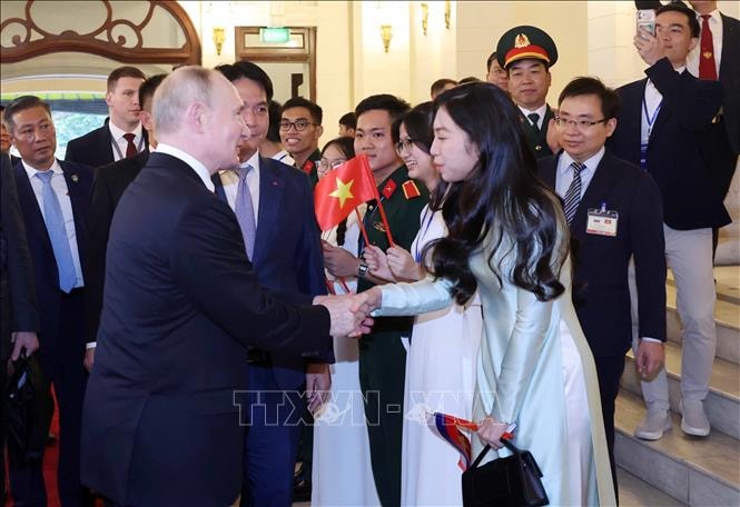 Chủ tịch nước Tô Lâm và Tổng thống Vladimir Putin gặp gỡ các thế hệ cựu sinh viên Việt Nam tại Nga