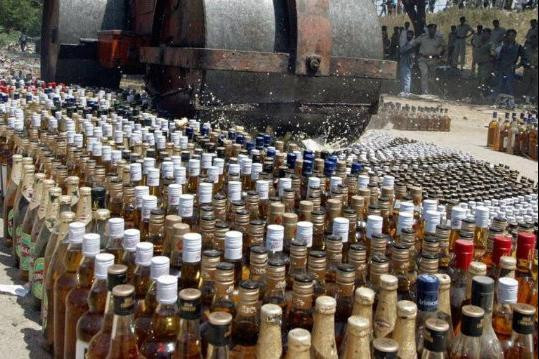 Ấn Độ: Ít nhất 34 người thiệt mạng, hơn 100 người nhập viện do uống "rượu lậu"