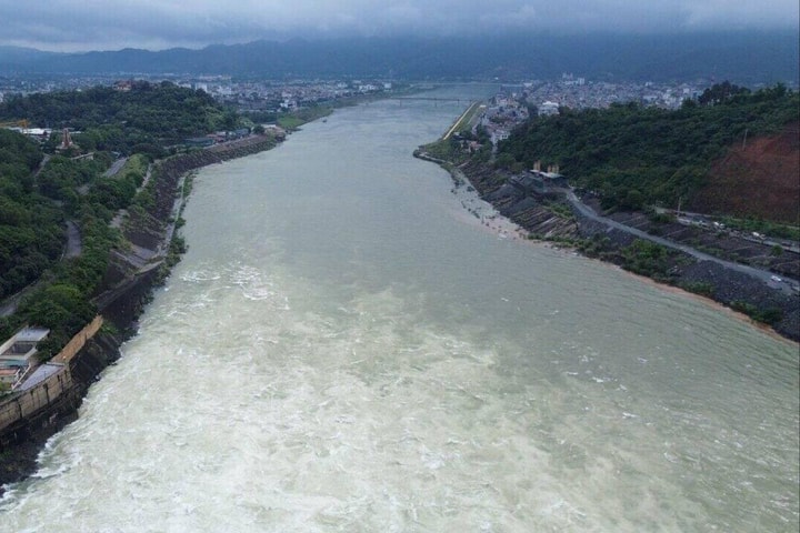 Hạ lưu sông Đà ra sao khi Thủy điện Hòa Bình xả cửa đáy