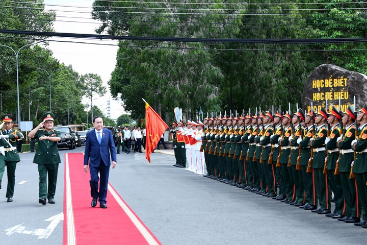 Chủ tịch Quốc hội Trần Thanh Mẫn thăm và làm việc với Đảng ủy - Bộ Tư lệnh Quân khu 9