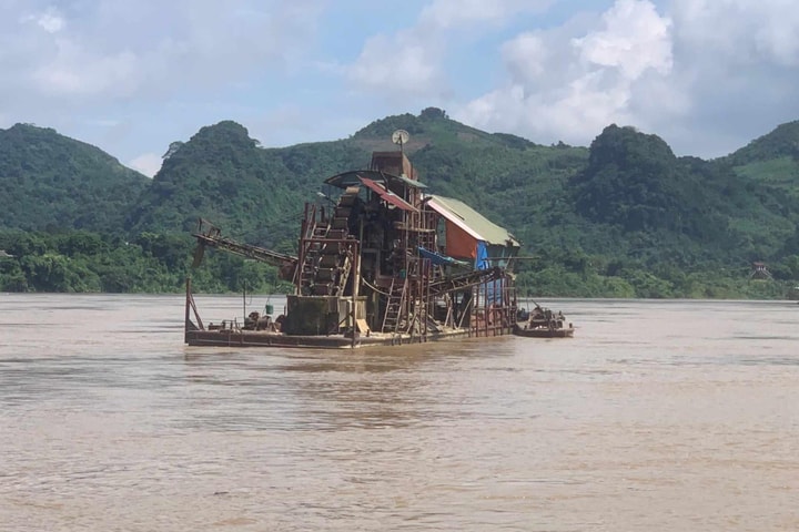 Liên tiếp bắt 3 vụ khai thác cát, sỏi trái phép trên sông Lô