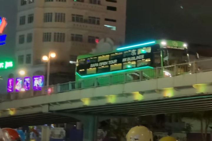 Xử phạt tài xế xe khách đi lùi trên cầu vượt Thái Hà