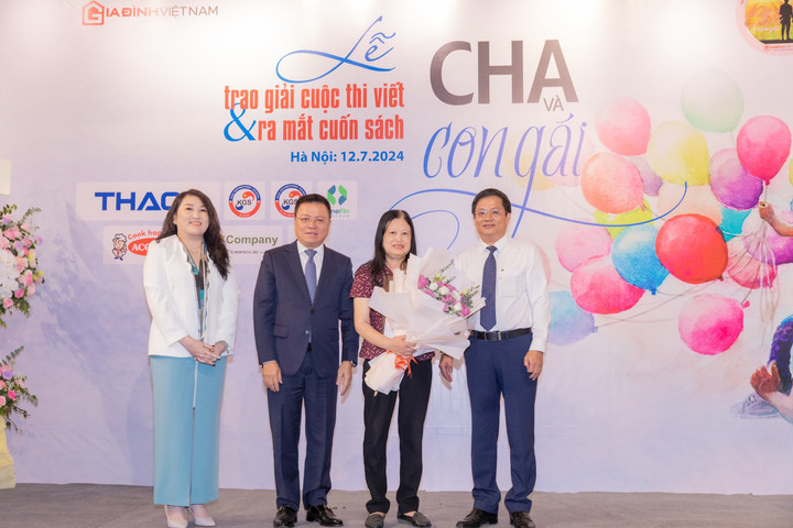 PGS.TS Lưu Khánh Thơ giành giải Nhất cuộc thi viết “Cha và con gái”