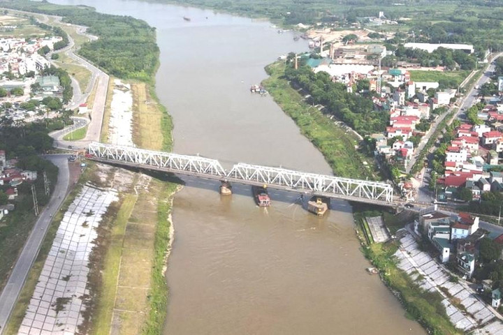 “Sông Đuống trôi đi một dòng lấp lánh”