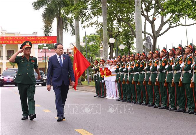 Chủ tịch Quốc hội Trần Thanh Mẫn thăm và làm việc với Bộ Tư lệnh Quân khu 3