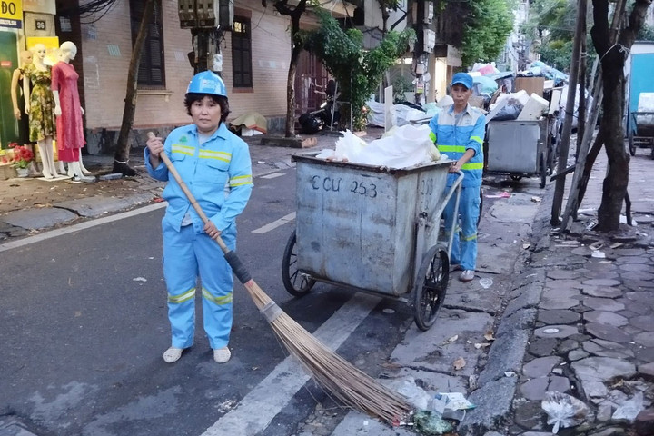 Cần mẫn làm sạch phố phường