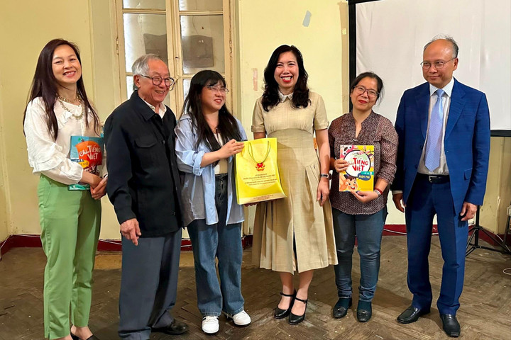 Trao sách tiếng Việt tặng Chi hội người Việt tại Bordeaux (Pháp)