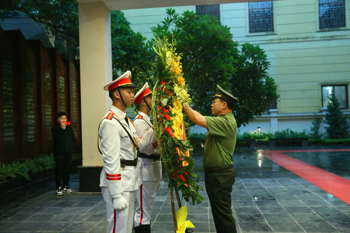 Dâng hương tưởng niệm các Anh hùng liệt sĩ Công an Thủ đô