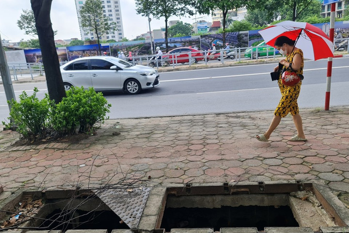 Dùng ô tô đi trộm cắp hàng chục nắp cống thoát nước