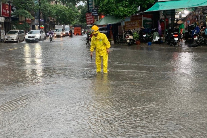 Hà Nội mưa to và dông, cục bộ có nơi mưa rất to