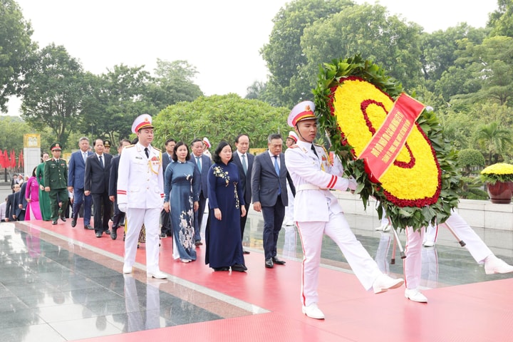 Đoàn đại biểu TP Hà Nội dâng hương tưởng niệm các Anh hùng liệt sĩ, vào Lăng viếng Chủ tịch Hồ Chí Minh