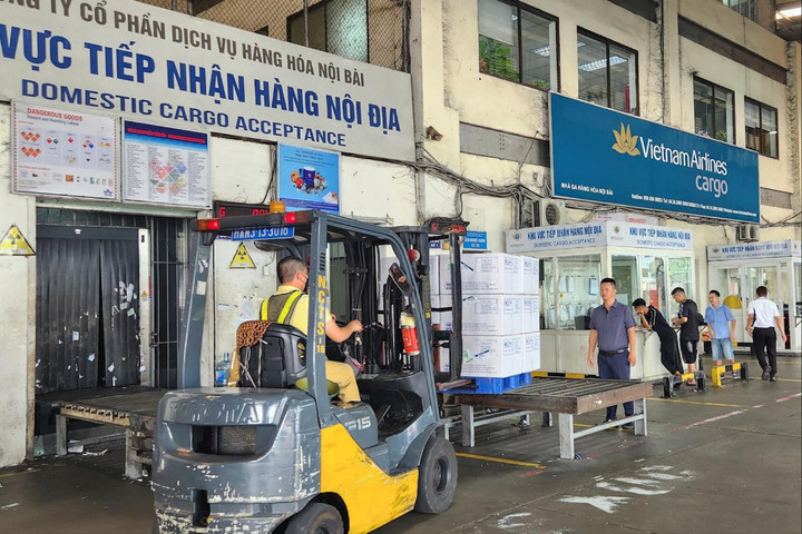 Vietnam Airlines vận chuyển miễn cước 57 tấn vắc xin