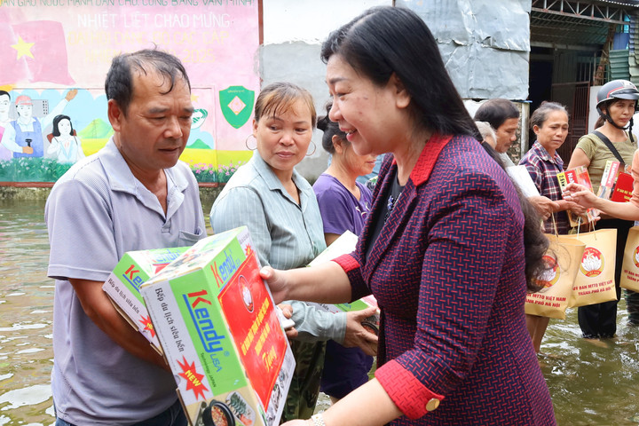 Lãnh đạo thành phố Hà Nội thăm, tặng quà động viên người dân vùng lũ Chương Mỹ