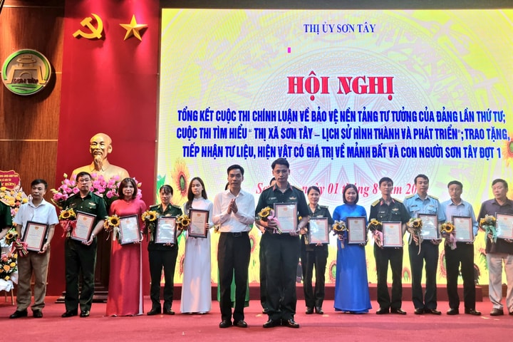 Sơn Tây khen thưởng nhiều tập thể, cá nhân đoạt giải các cuộc thi chính luận