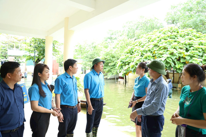 Công đoàn hỗ trợ đoàn viên, người lao động vùng lũ huyện Chương Mỹ