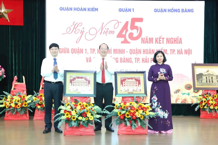 Phát triển mối quan hệ kết nghĩa tốt đẹp giữa quận Hoàn Kiếm, quận 1 và quận Hồng Bàng