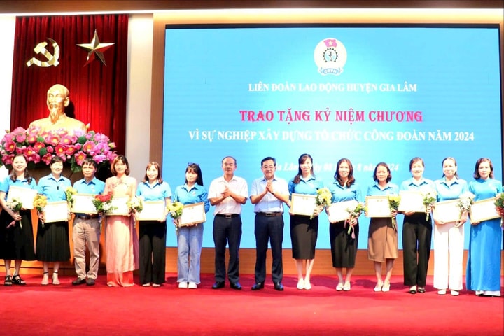 Gia Lâm khen thưởng 24 Chủ tịch Công đoàn xuất sắc tiêu biểu
