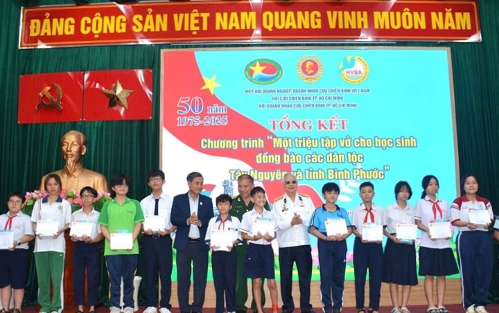 TP Hồ Chí Minh: Trao học bổng trước thềm năm học mới