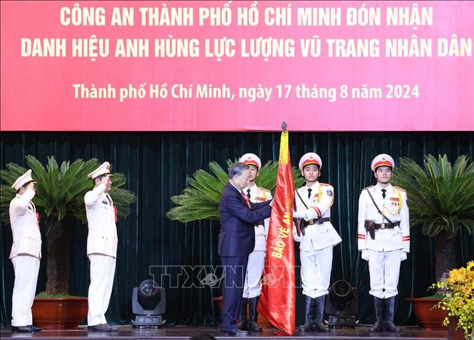 Trao tặng danh hiệu Anh hùng Lực lượng vũ trang nhân dân cho Công an thành phố Hồ Chí Minh