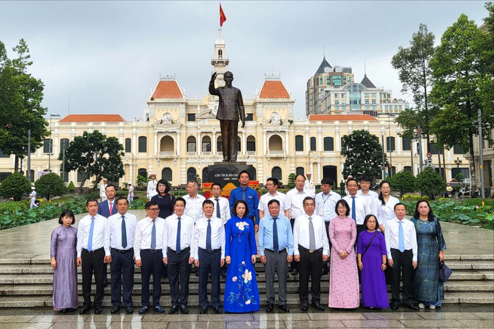 Đoàn đại biểu Thủ đô Hà Nội dâng hoa tại Tượng đài Chủ tịch Hồ Chí Minh