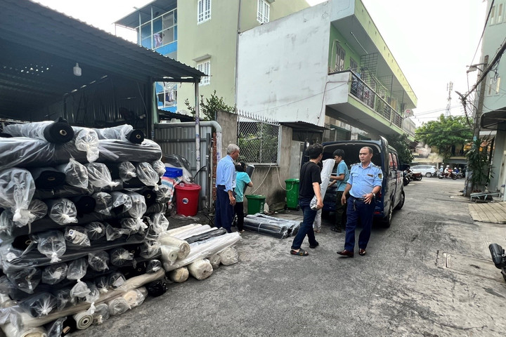 Thành phố Hồ Chí Minh: Bắt giữ kho vải thu mua trôi nổi trên thị trường