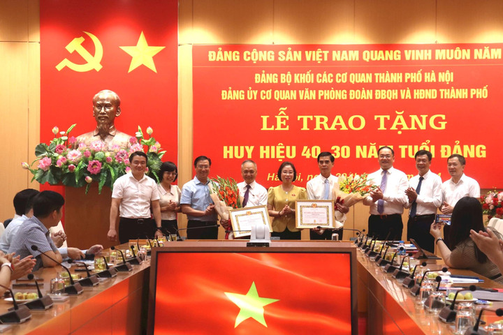 Đảng ủy cơ quan Văn phòng Đoàn đại biểu Quốc hội và HĐND thành phố tổ chức lễ trao Huy hiệu Đảng