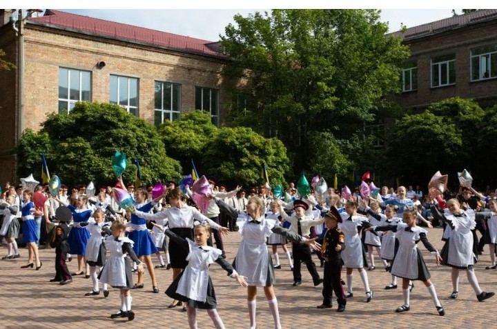 Tổng thống Ukraine: “Cần mở cửa tối đa các trường học ngoại tuyến”