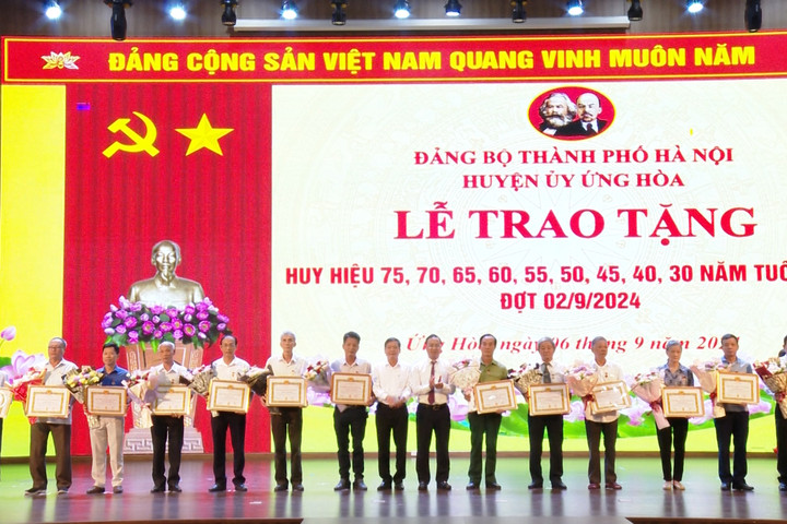 Huyện Ứng Hòa có 201 đảng viên được trao tặng Huy hiệu Đảng đợt 2-9