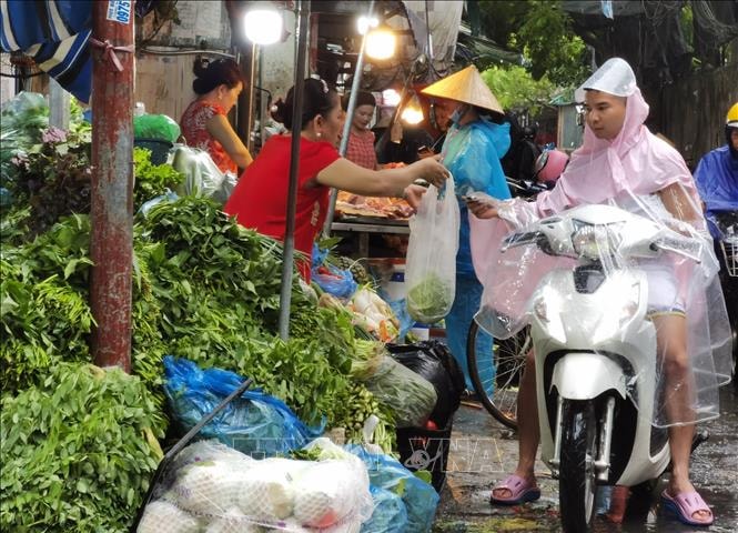 Ảnh hưởng bão số 3: Hà Nội đường phố thưa vắng, người dân tranh thủ đi chợ sớm