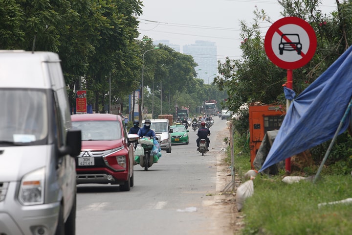 Vẫn còn tình trạng đi ô tô ngược chiều trên đường gom Đại lộ Thăng Long