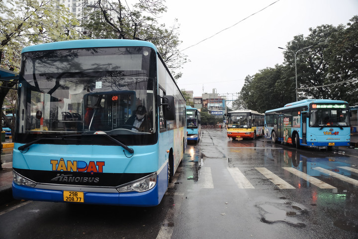 Hà Nội tạm dừng hoạt động xe buýt để tránh bão số 3