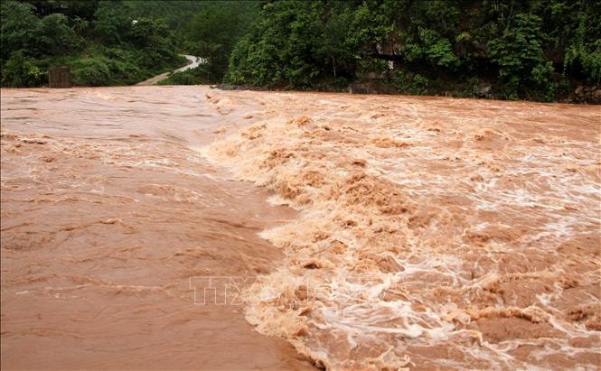 Lũ cuốn trôi xe khách và xe con ở Cao Bằng