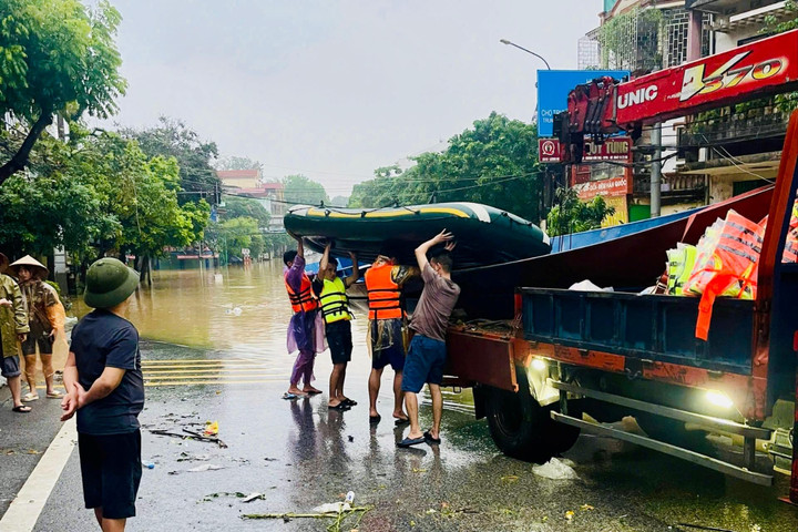 Xã Hương Sơn (huyện Mỹ Đức): 70 thuyền, đò lên đường giúp người dân vùng lũ miền núi phía Bắc