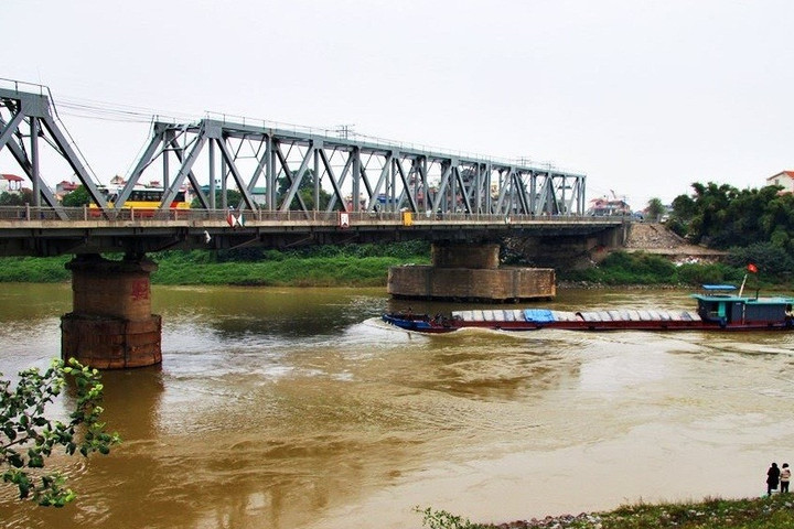 Đường sắt dừng chạy tàu, đề nghị Hà Nội hạn chế phương tiện qua cầu Đuống