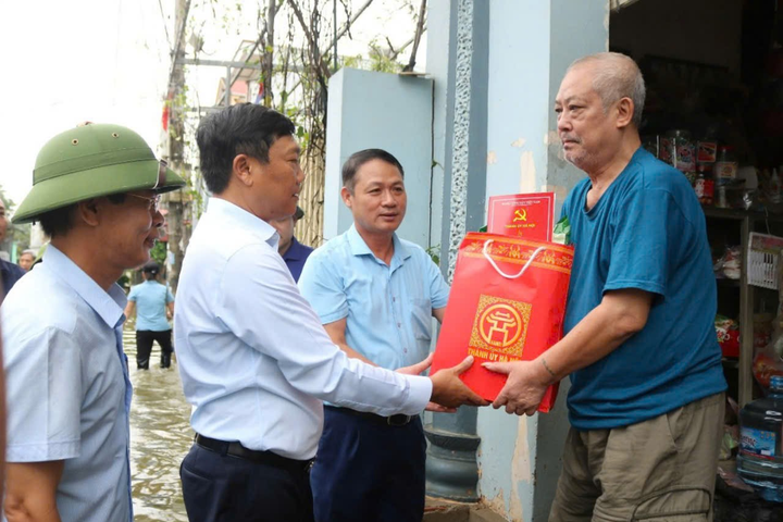 Trưởng ban Dân vận Thành ủy Đỗ Anh Tuấn kiểm tra, tặng quà các hộ dân vùng lũ Quốc Oai