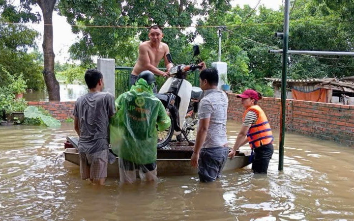 Hà Nội: Huy động đội phòng, chống dịch cơ động hướng dẫn vệ sinh môi trường vùng ngập lụt