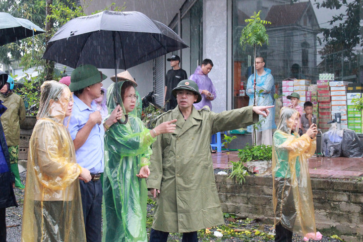 Hội Nông dân Việt Nam tặng quà tại "rốn lũ" huyện Chương Mỹ