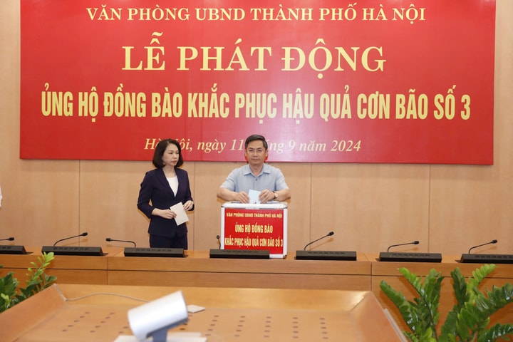 Văn phòng UBND thành phố Hà Nội ủng hộ nhân dân vùng bị thiệt hại do bão lũ