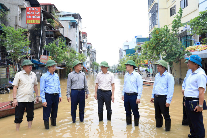 Chủ tịch HĐND thành phố Nguyễn Ngọc Tuấn kiểm tra công tác chống lũ tại quận Hoàn Kiếm