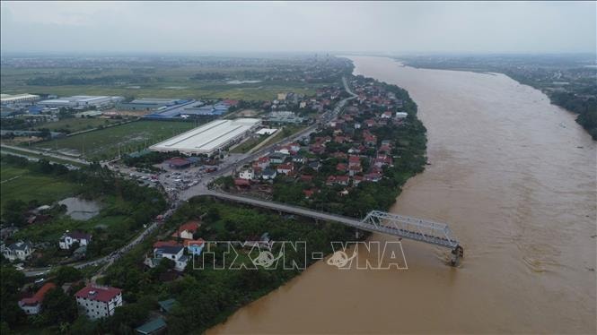 Trao Huy hiệu 'Tuổi trẻ dũng cảm' tặng 2 thanh niên cứu người khi cầu Phong Châu sập