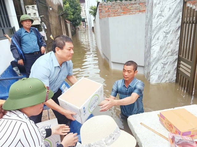 Mê Linh: Các hội, đoàn thể hỗ trợ nhu yếu phẩm cho người dân vùng lụt