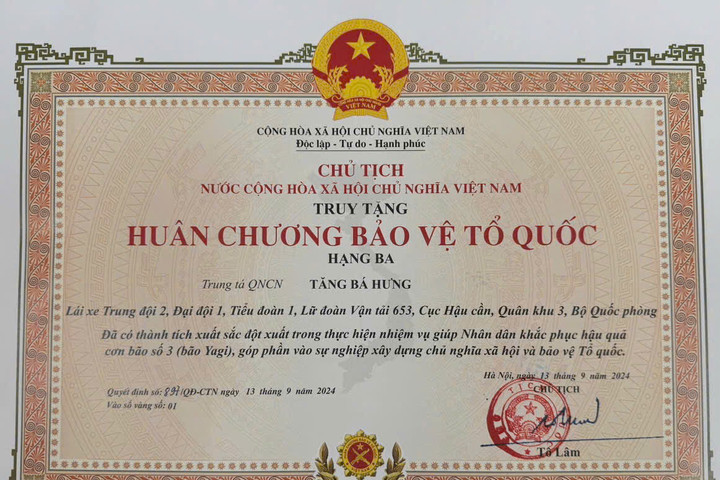 Truy tặng Trung tá Tăng Bá Hưng Huân chương Bảo vệ Tổ quốc hạng Ba