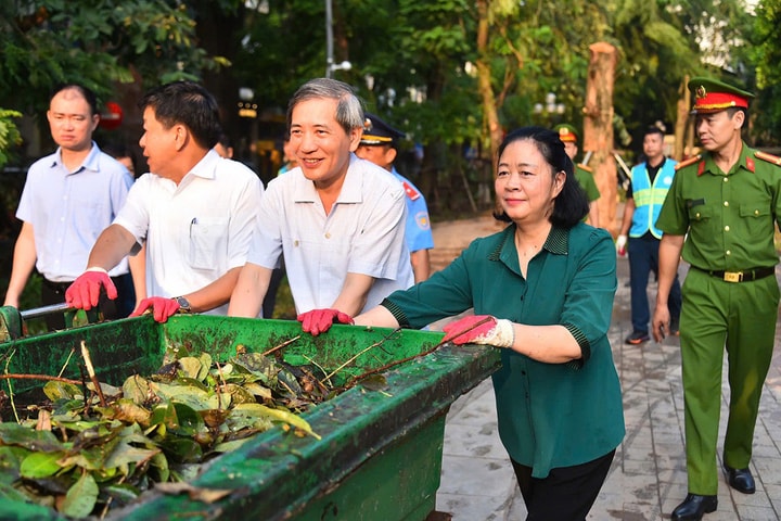 Bí thư Thành ủy Hà Nội Bùi Thị Minh Hoài cùng nhân dân tổng vệ sinh môi trường sau bão số 3