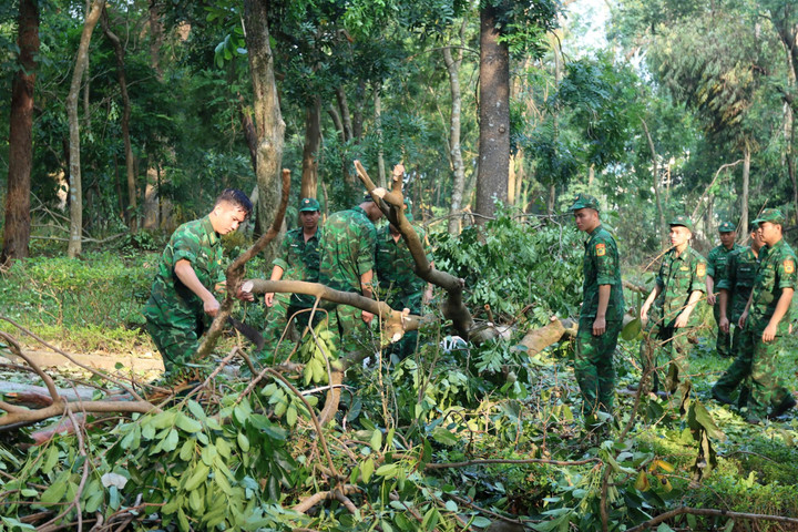 Hàng nghìn người dân Sơn Tây tham gia tổng vệ sinh môi trường