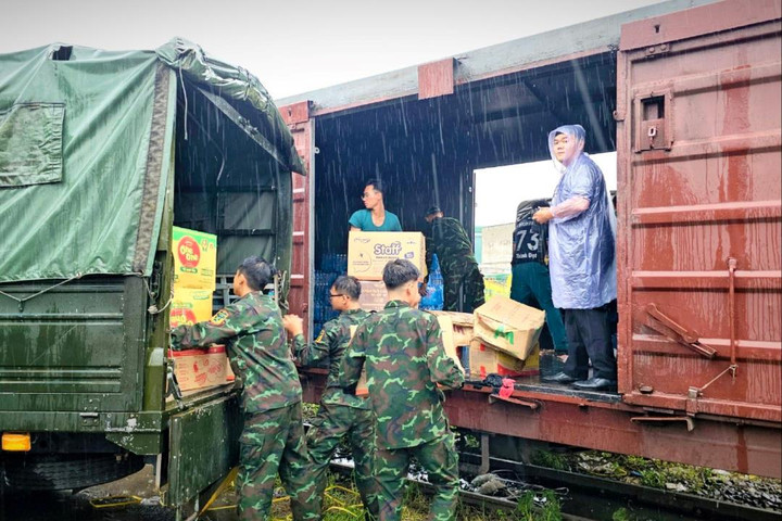 80 tấn hàng cứu trợ từ thành phố Hồ Chí Minh đến với Yên Bái, Phú Thọ