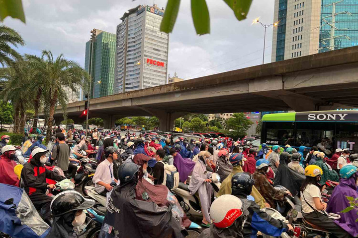 Mưa lớn giờ cao điểm, người Hà Nội đứng im 20 phút tại nút giao