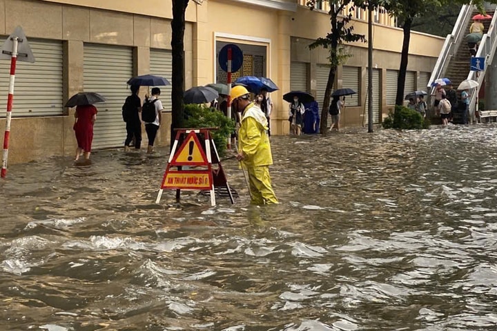 Mưa lớn sáng đầu tuần, nhiều phố Hà Nội ngập trong nước