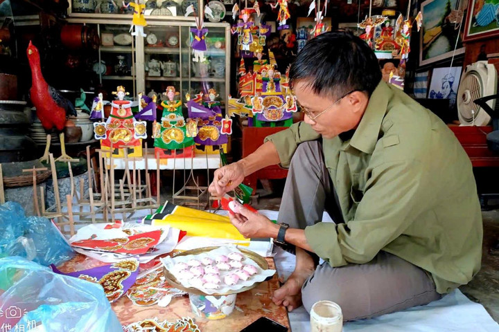 Gặp người duy nhất giữ nghề làm đồ chơi Trung thu truyền thống ở xã Hồng Hà, huyện Đan Phượng