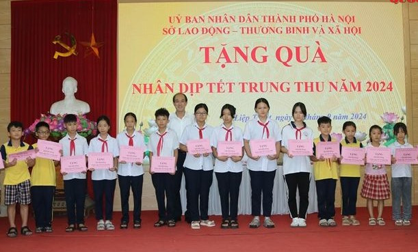 Trao quà Trung thu cho trẻ em vùng lũ huyện Quốc Oai